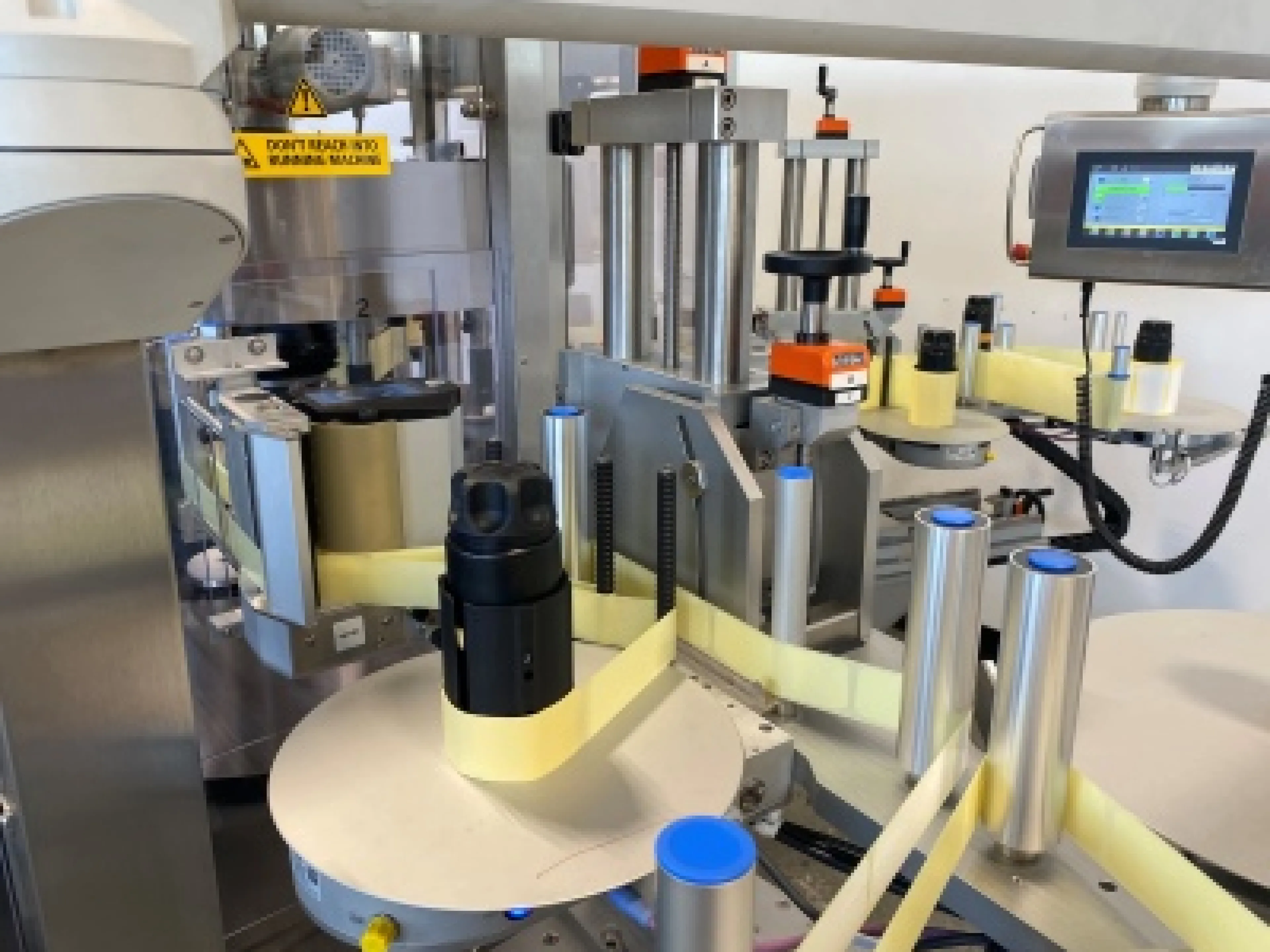 Dank schlanker Bauform und modernster Schnittstellen ist der Herma 500 Rotary als Etikettierer ideal geeignet für den Einsatz in Rundläufern, wie jetzt bei der Soluta von Gernep
