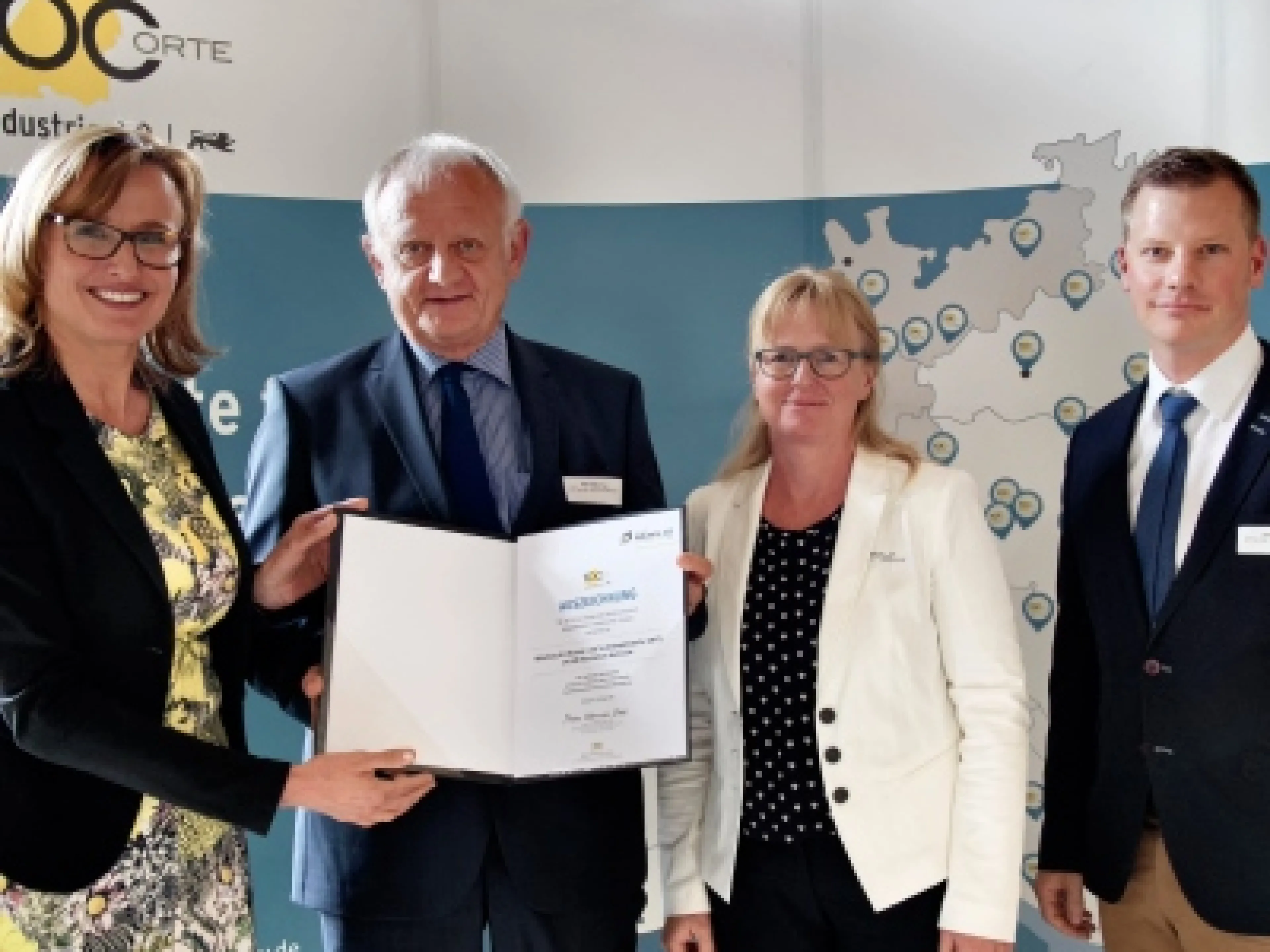 Staatssekretärin Katrin Schütz überreicht die Urkunde