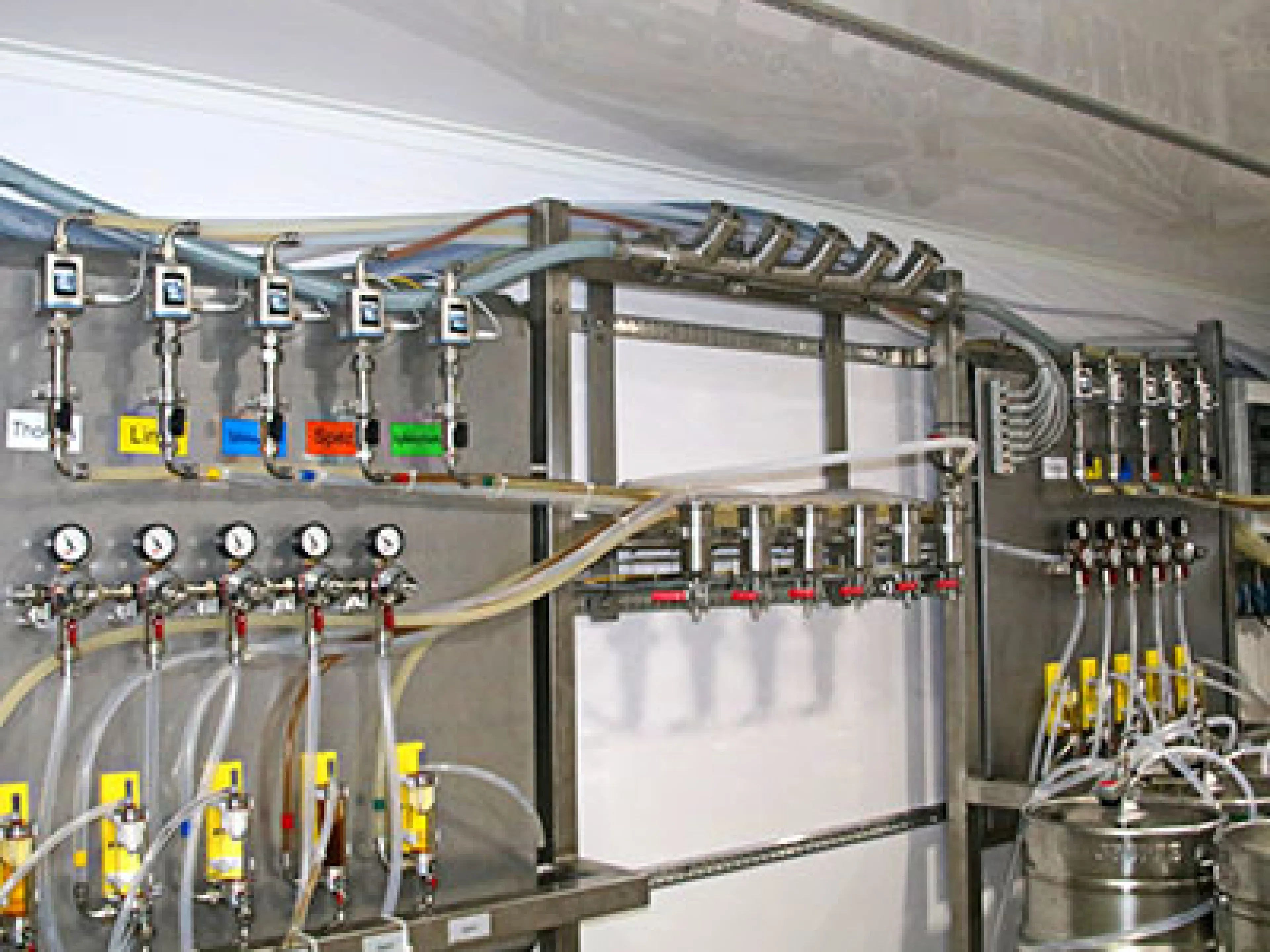 In Reihe angeordnete Durchflusssensoren mit Anbindung an IO-Link-Modul