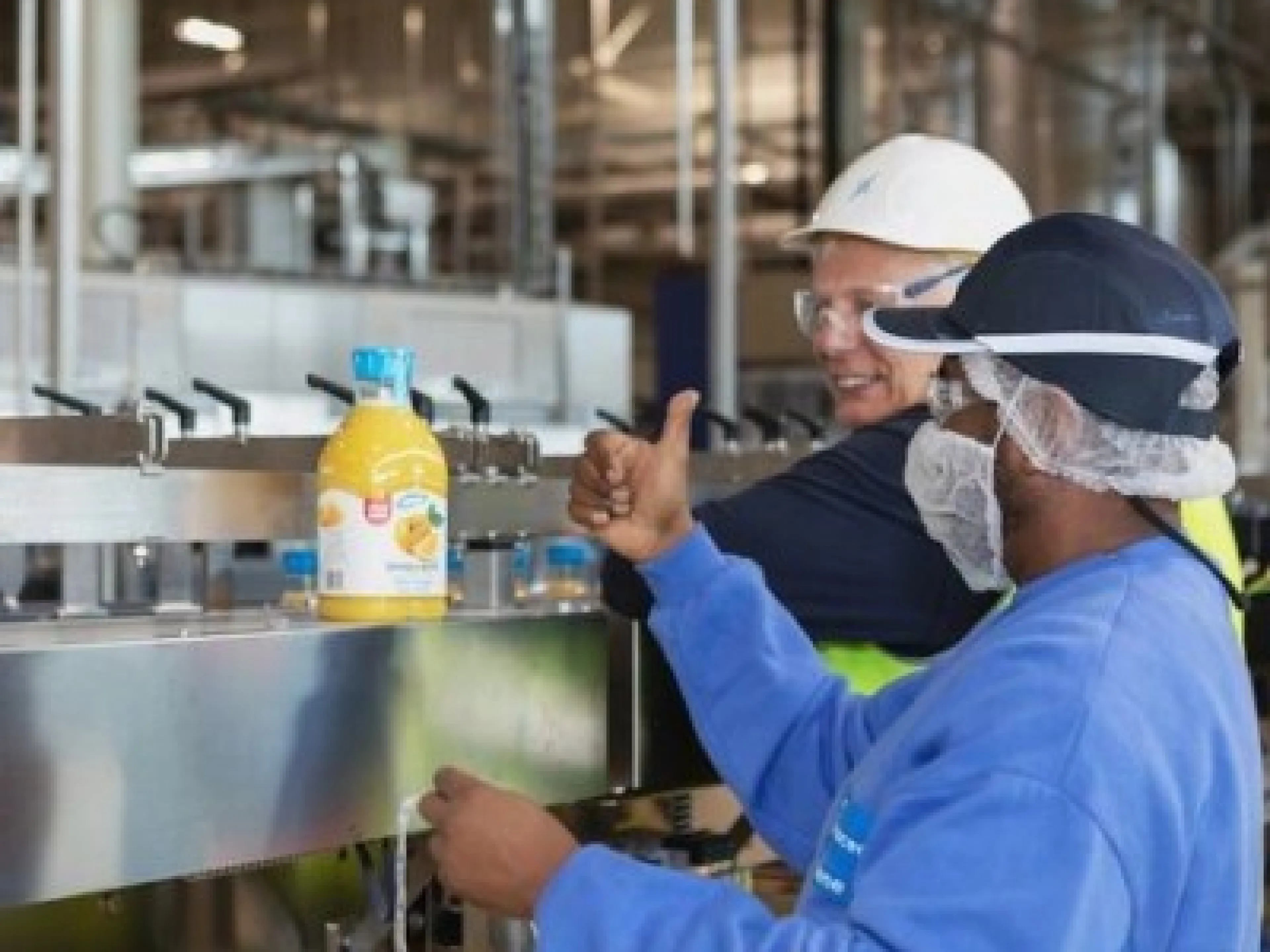 Die ersten nachhaltigen Säfte rollen im Rotterdam Food Hub vom Band