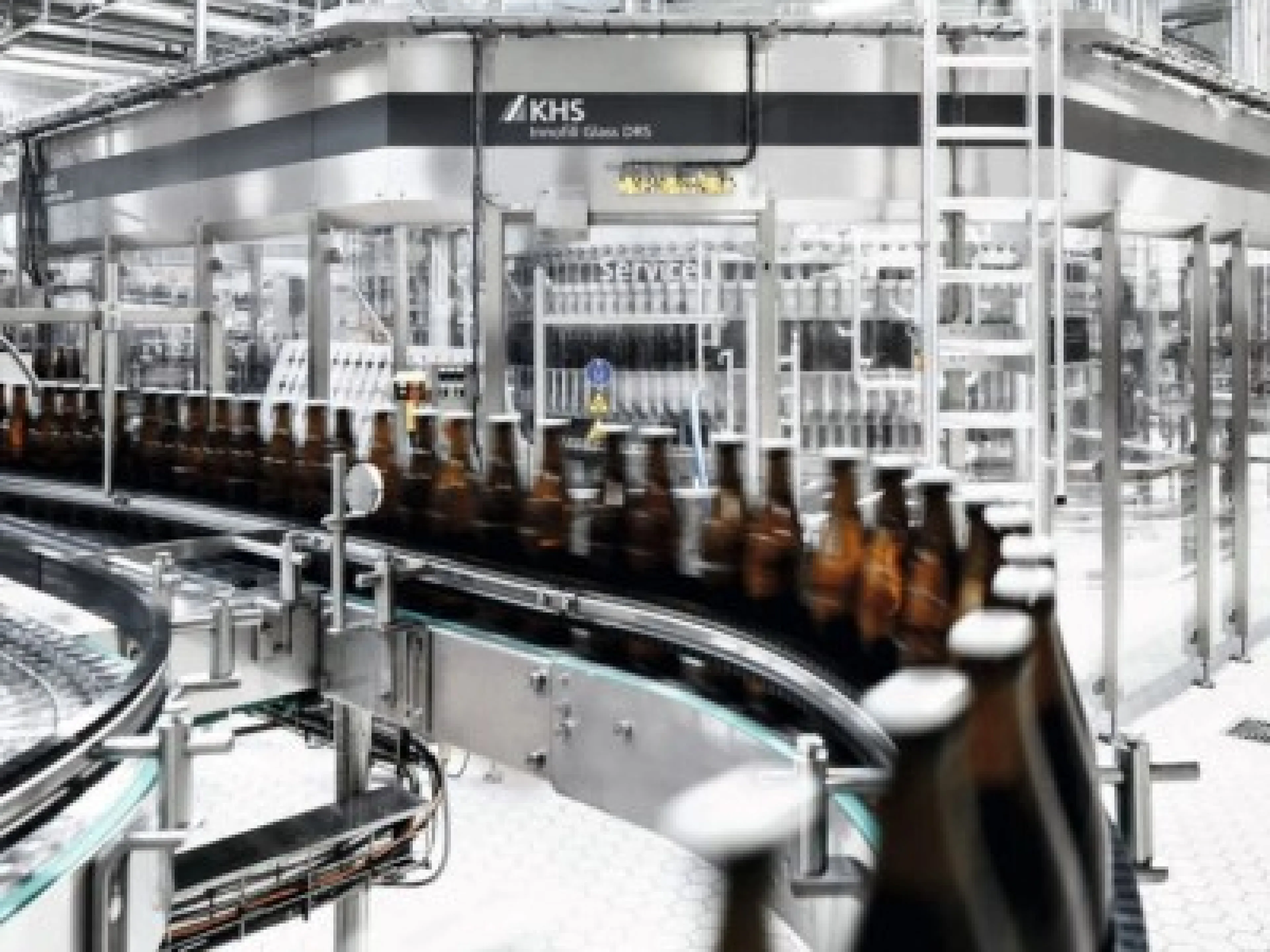 Mit der Innofill Glass DRS kann die bayerische Brauerei bis zu 36.000 standardisierte Poolflaschen, Longneck- (0,33 Liter) und NRW-Flaschen (0,5 Liter) abfüllen