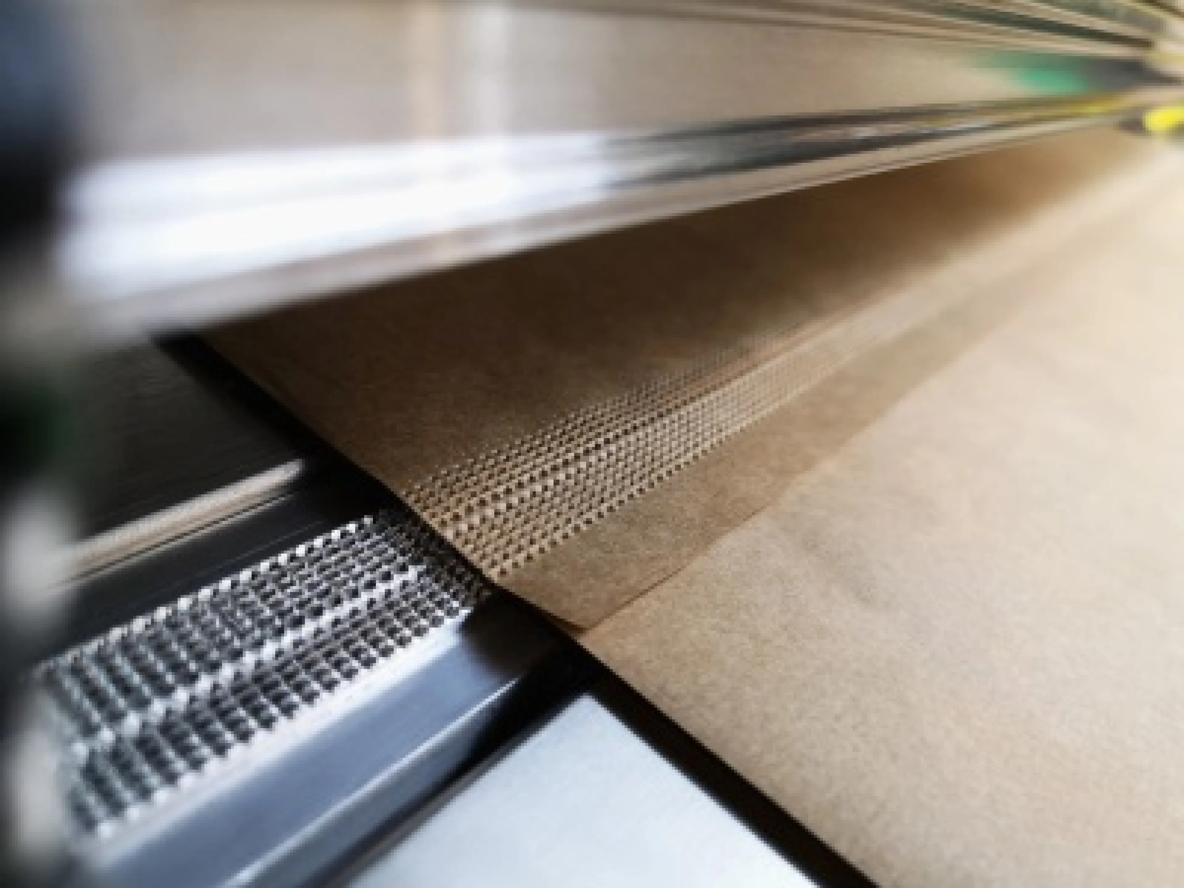 Endlose Verpackung: das Ende der einen und der Anfang der nächsten Papierrolle sind durch eine Prägung miteinander verbunden