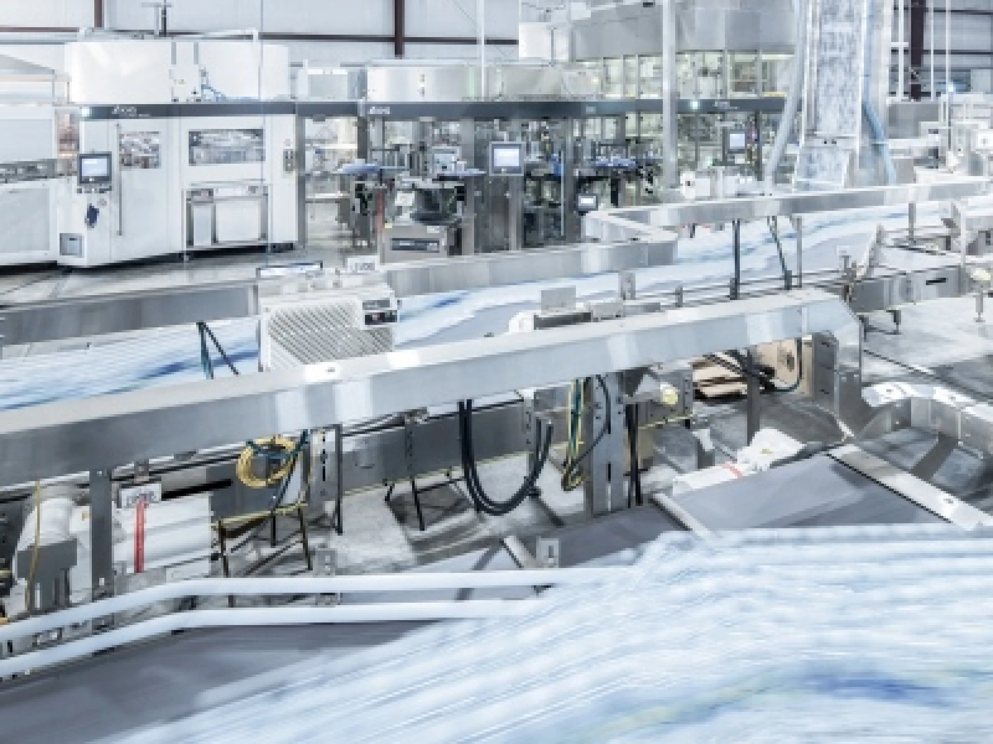 Bei Real-Pure Bottling in Magee, Mississippi, steht der erste der beiden Triblöcke mit Streckblasmaschine, Etikettiermodul und Füller