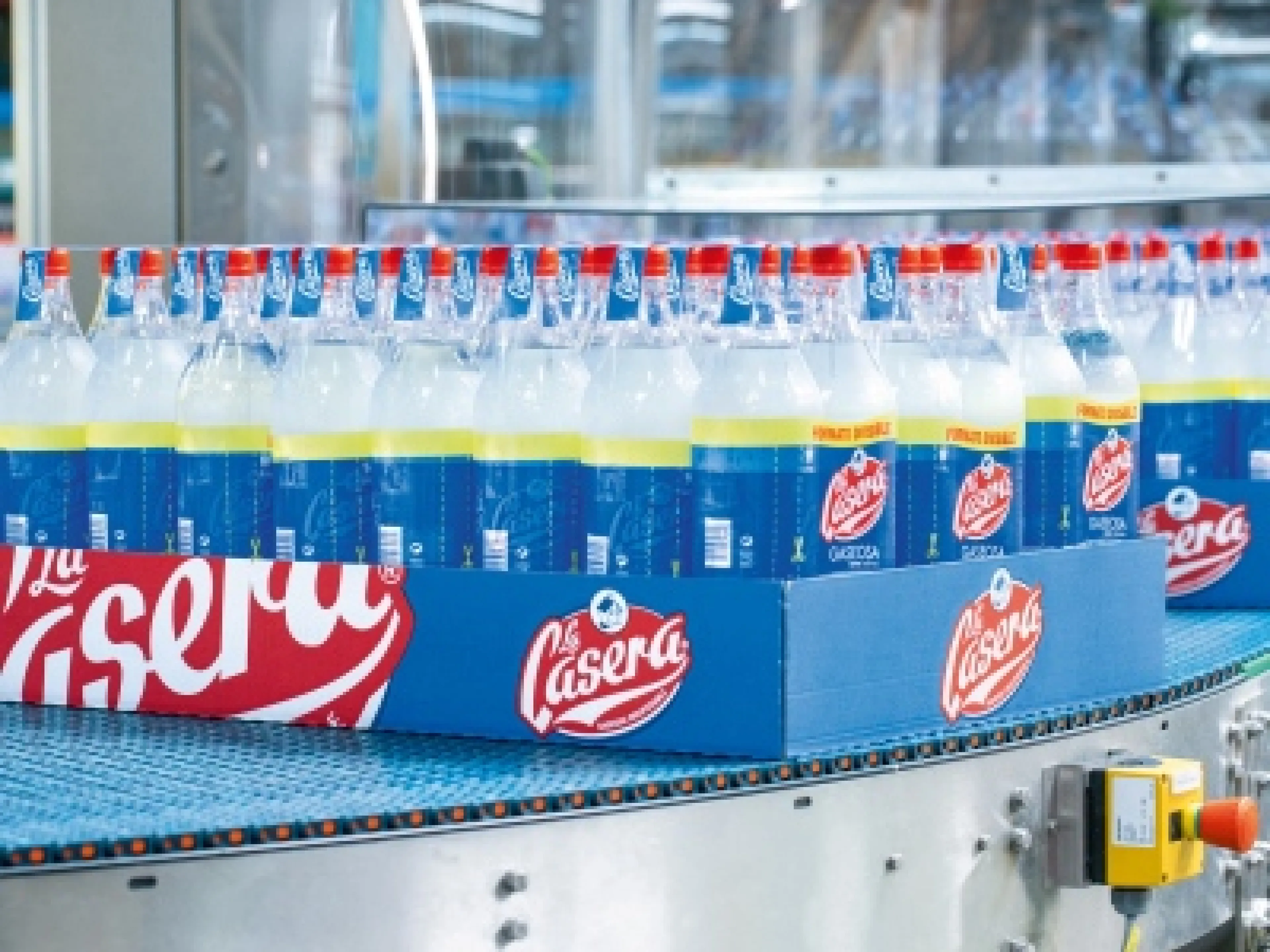 Beim Display Packer werden Großgebinde auf Karton-Trays gestellt und benötigen keine zusätzliche Stabilisierung durch Schrumpffolie