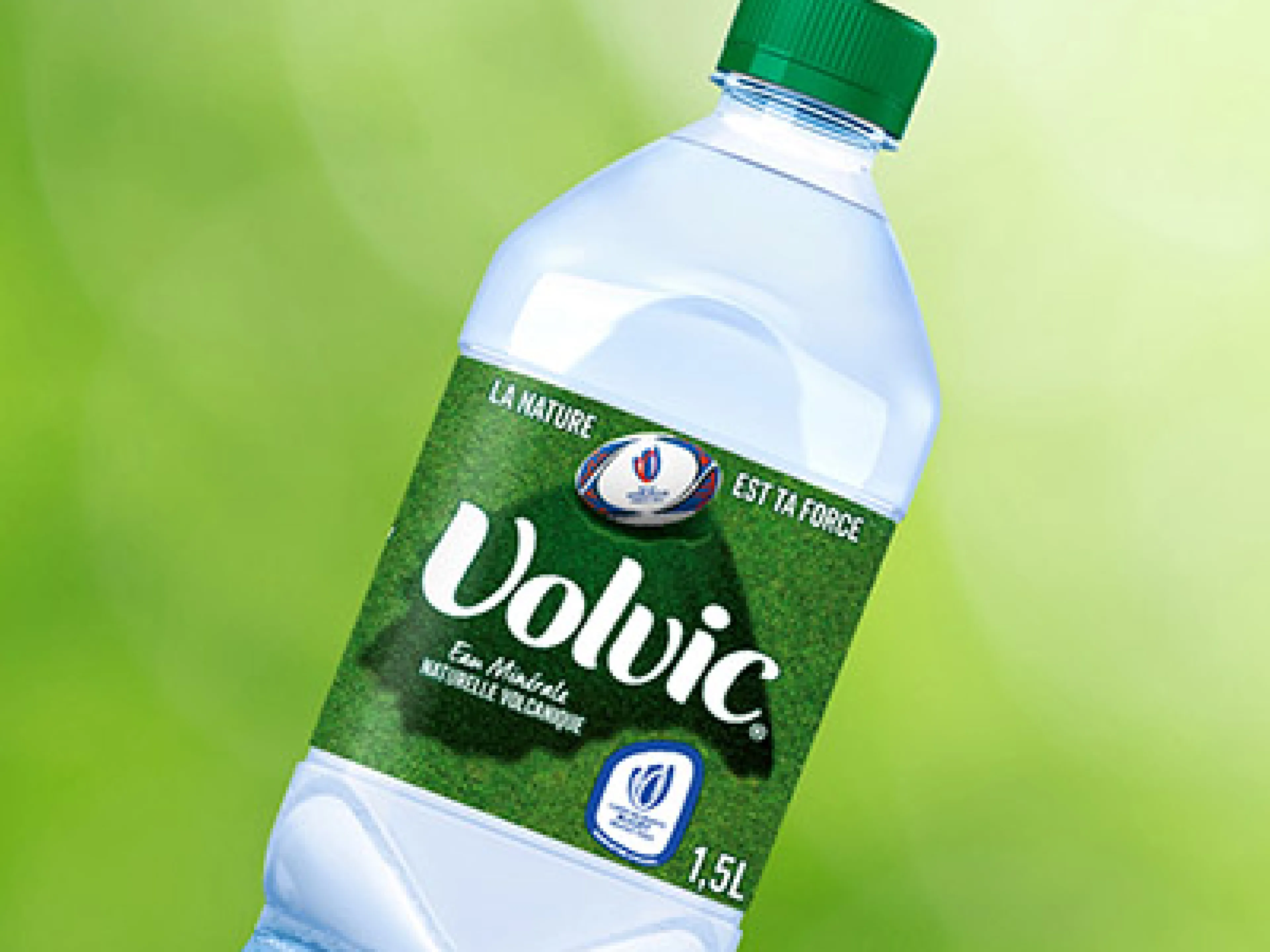Die zu Danone Waters gehörende Wassermarke Volvic setzt für die Abfüllung in quadratische Flaschen auf einen Nassteilblock von Krones.