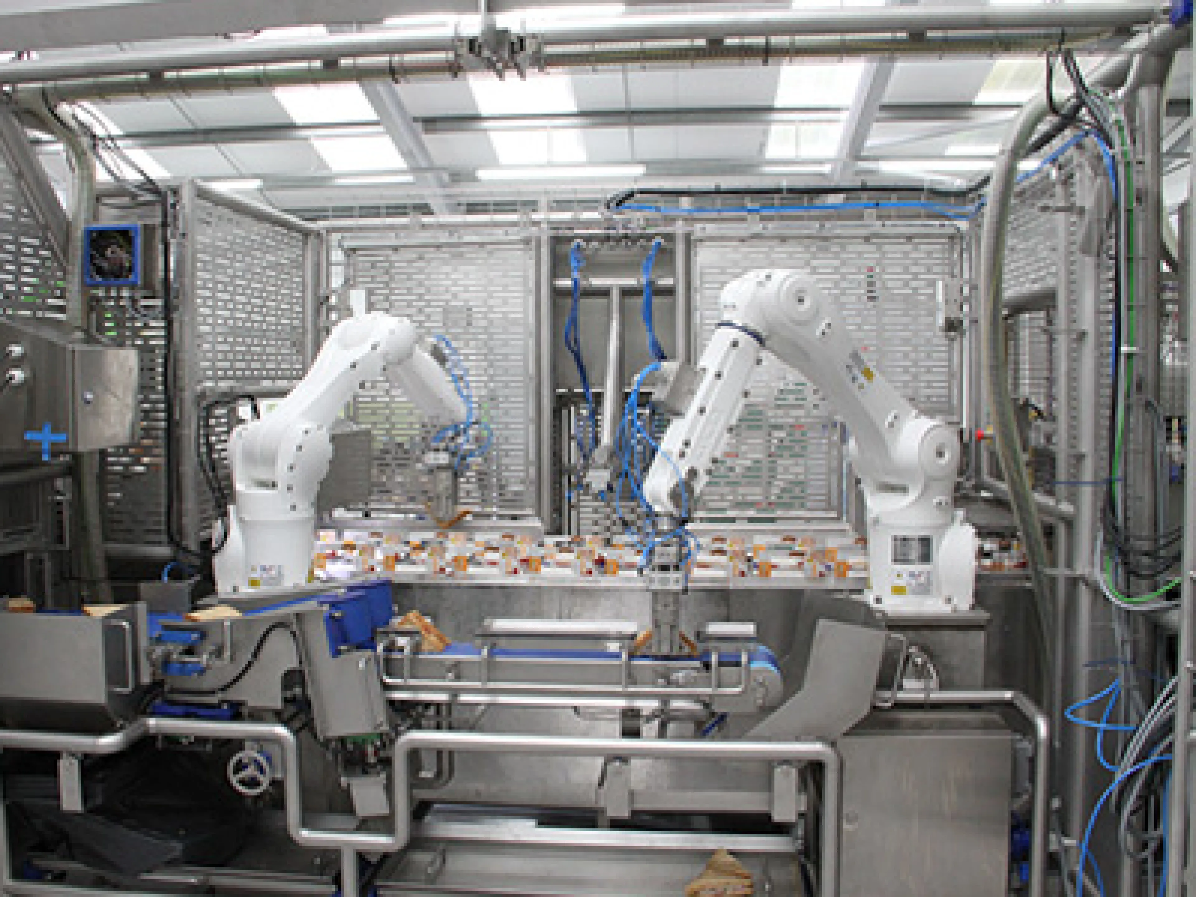 Kuka Industrieroboter beim Handeln von Lebensmitteln