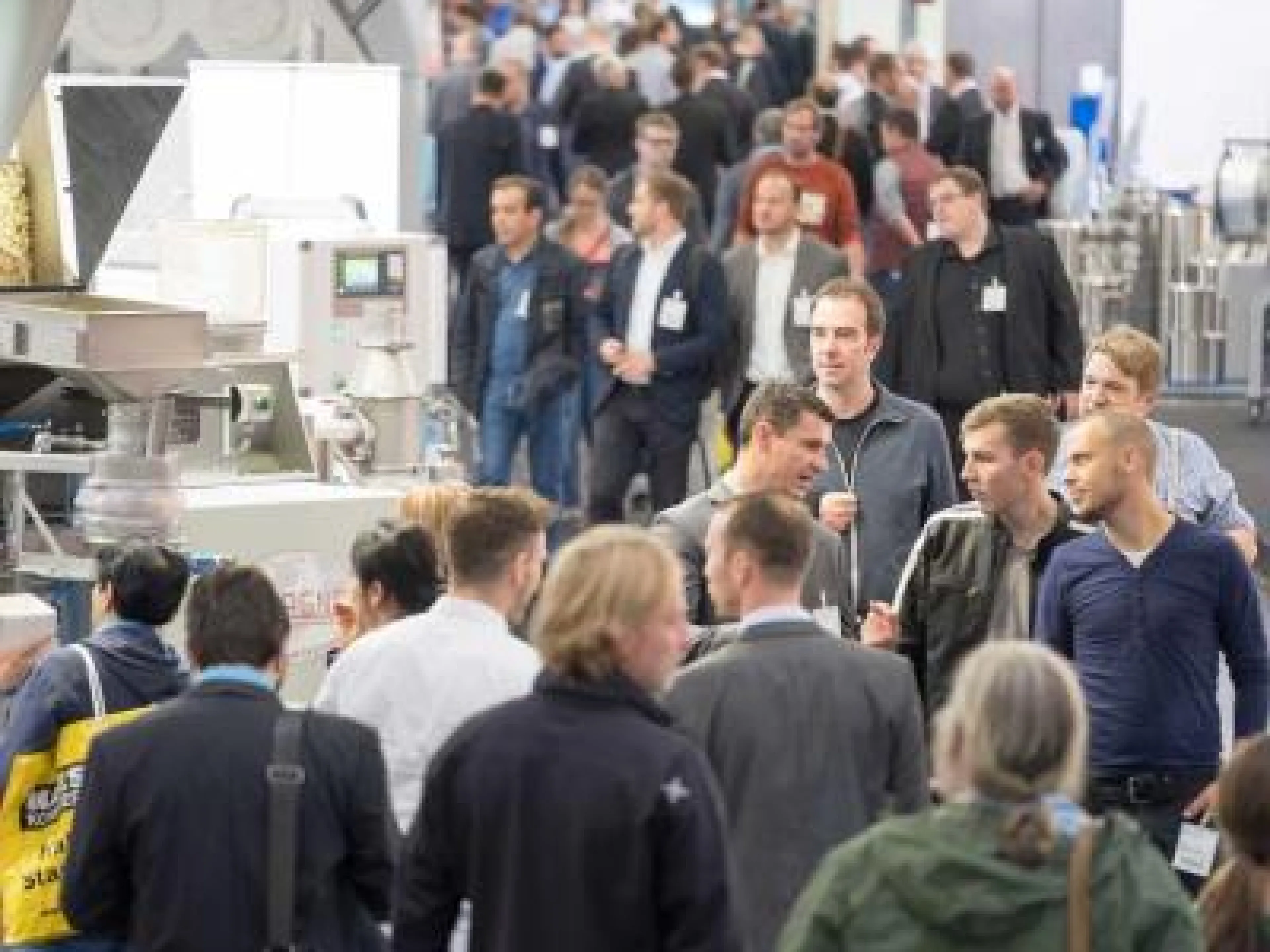 Die Dynamik der Powtech: Große Maschinen in Aktion, Experten im Austausch