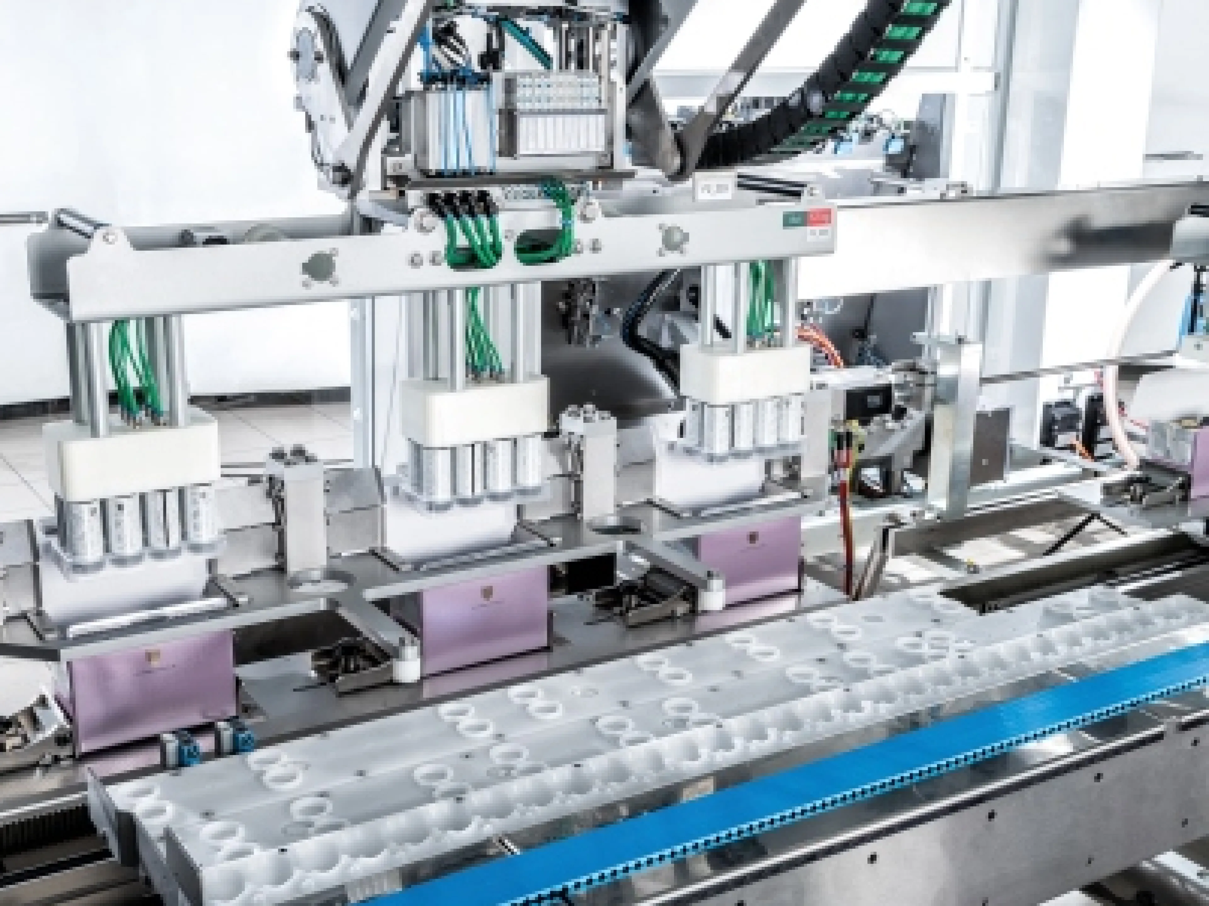 Äußerst flexibel verpackt die kompakte Schubert-Anlage bei TCI aktuell zwei verschiedene Flaschengrößen