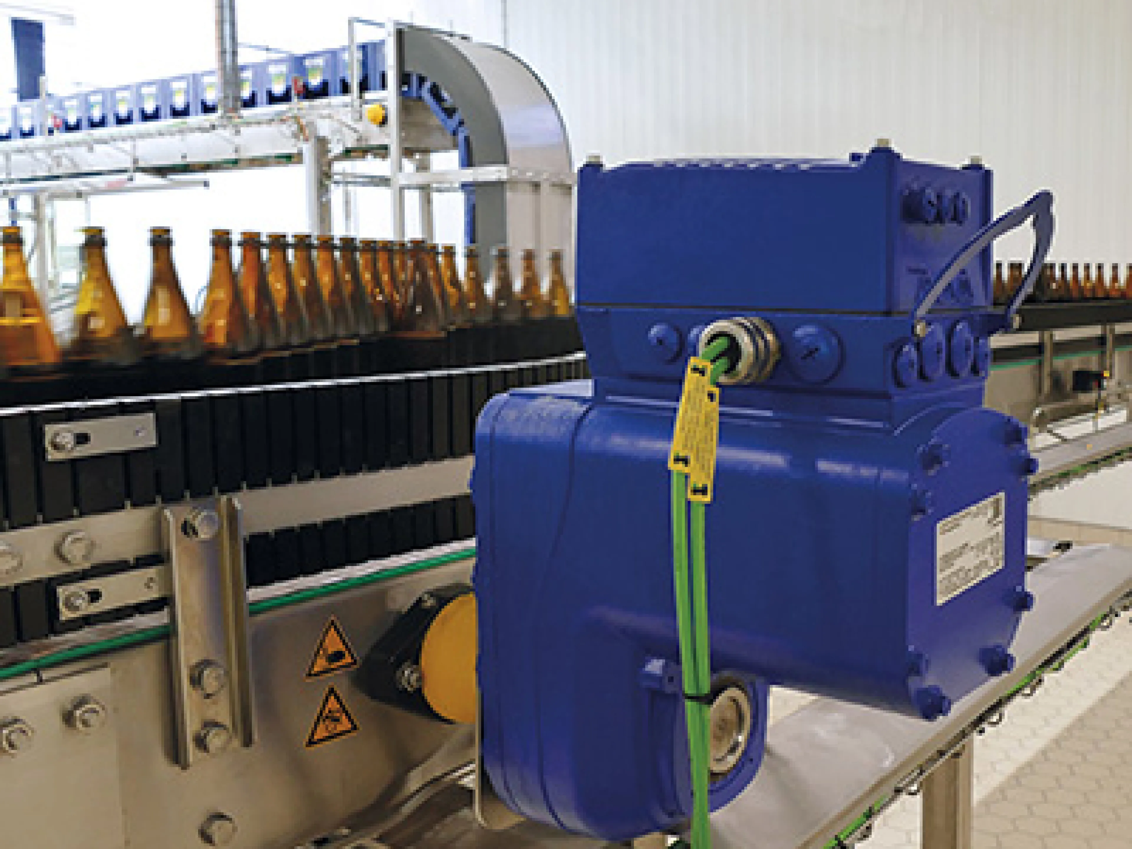 Das mechatronische Antriebssystem vereinigt Synchronmotor, Getriebe und Frequenzumrichter als vollintegrierte Einheit in einem kompakten Gehäuse. Es wurde speziell für die horizontale Fördertechnik in Brauereien entwickelt