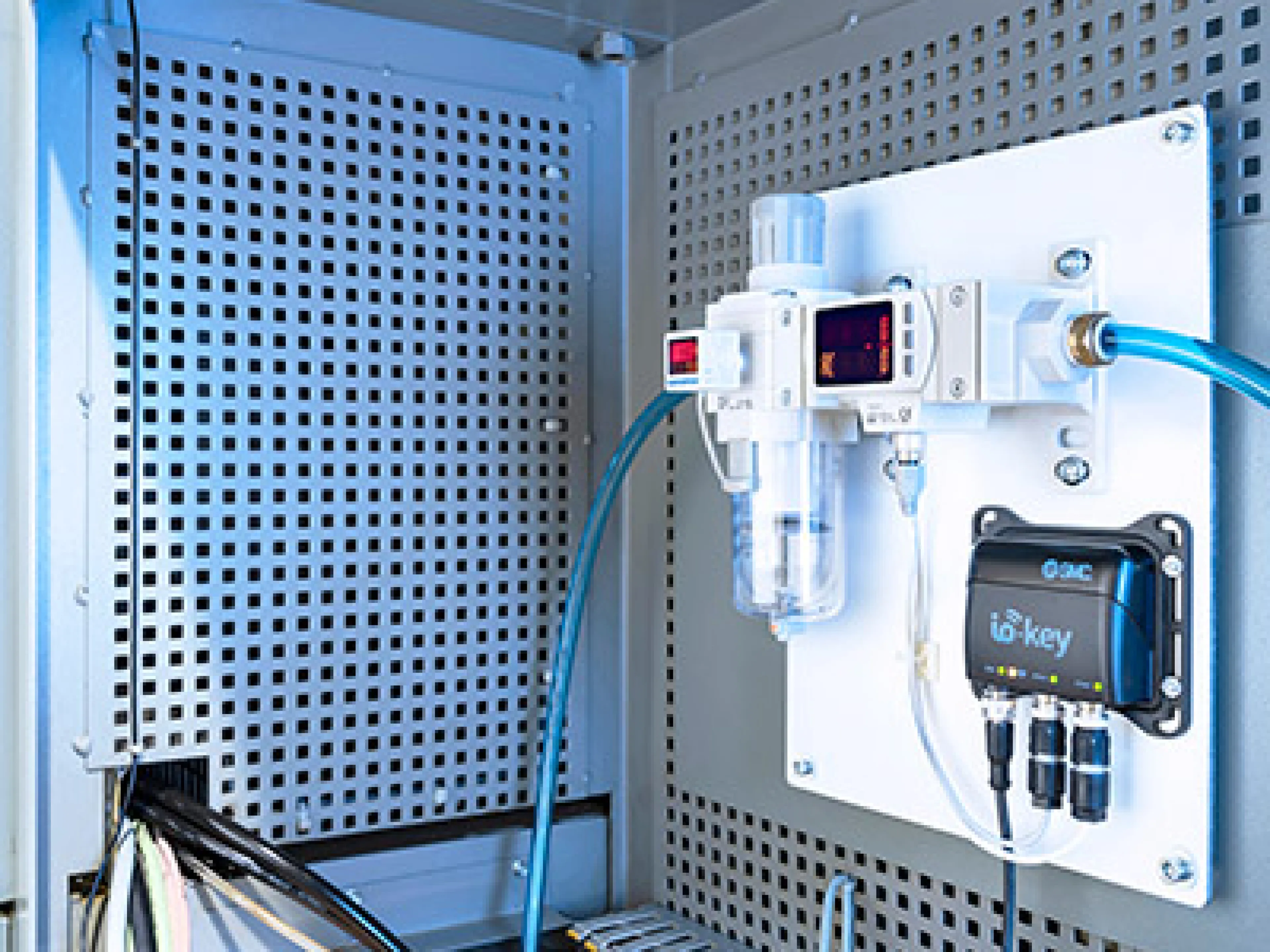 Die „EnergieTransparenz@SMC“-fertige Baugruppe nach dem Plug-and-Use-Prinzip und Anbindung an eine IoT-Plattform im Einsatz, um einen genauen Überblick zum Energieverbrauch zu liefern