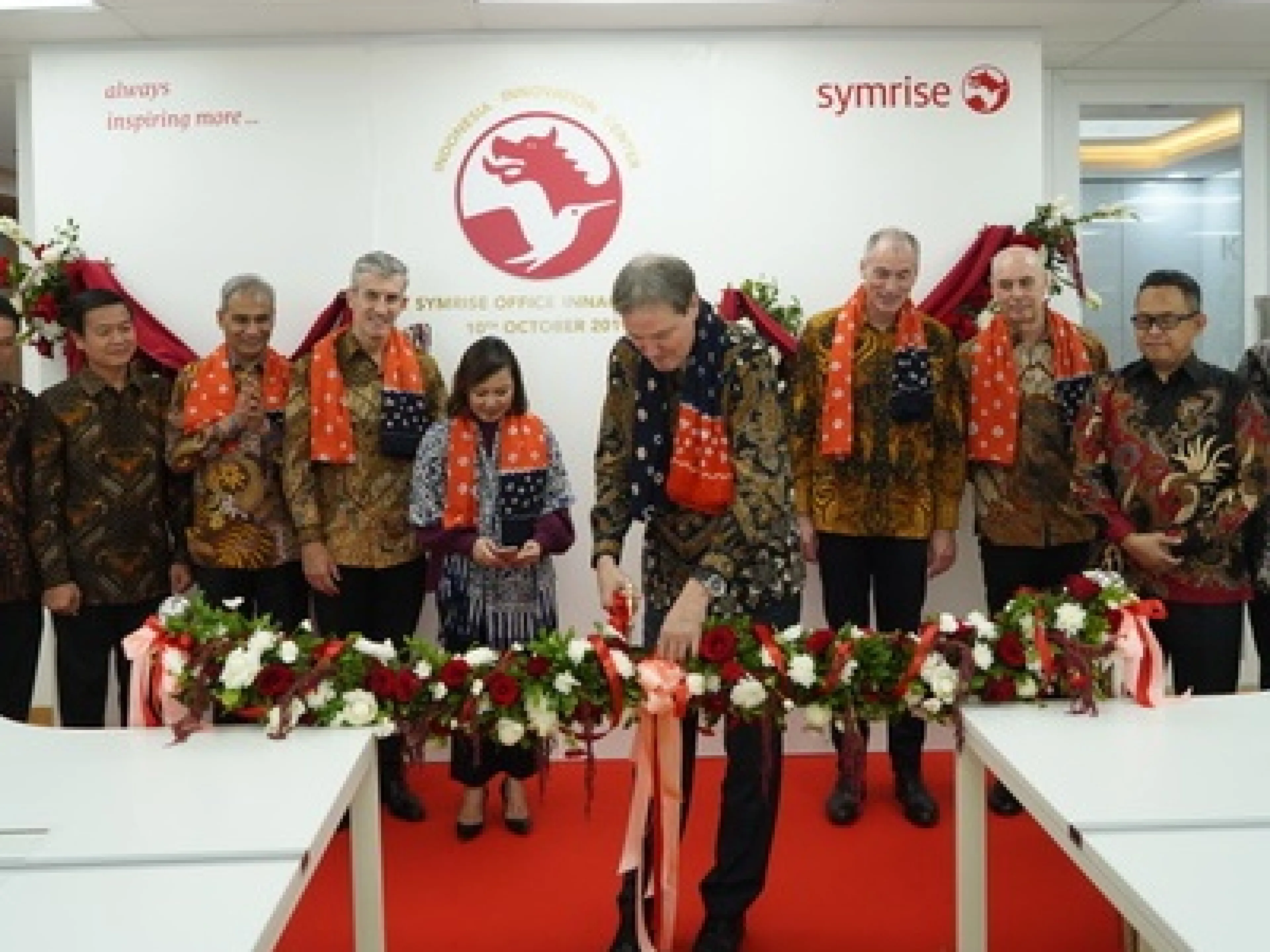 Der Vorstandsvorsitzende Dr. Heinz-Jürgen Bertram durchtrennt das Band im erweiterten Innovationszentrum in Jakarta, Indonesien