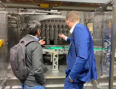 Die Gespräche auf der Brau Beviale drehten sich auch um ressourceneffiziente Technik und Blocklösungen aus einer Hand wie hier bei KHS, Bilder: LMV-online.de / Susanne Woggon Die Gespräche auf der Brau Beviale drehten sich auch um ressourceneffiziente Technik und Blocklösungen aus einer Hand wie hier bei KHS