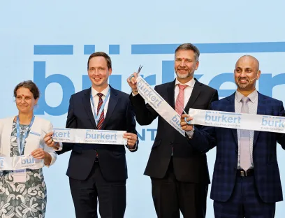 v.l.n.r.: Meike Querengässer, CHRO und CPO, Stefan Müller, CTO, und Georg Stawowy, CEO gemeinsam mit Sadiq Khan, Geschäftsführer bei Bürkert Fluid Control Systems India, bei der feierlichen Eröffnung des Bürkert Neubaus in Pune, Bild: Bürkert Fluid Control Systems v.l.n.r.: Meike Querengässer, CHRO und CPO, Stefan Müller, CTO, und Georg Stawowy, CEO gemeinsam mit Sadiq Khan, Geschäftsführer bei Bürkert Fluid Control Systems India, bei der feierlichen Eröffnung des Bürkert Neubaus in Pune