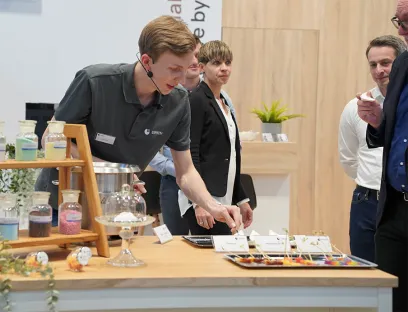 Auf der Prosweets 2025 präsentiert die Süßwarenindustrie wieder aktuelle Trends und Produktentwicklungen. Vor dem Hintergrund steigender Qualitäts- und Geschmacksanforderungen können sich Hersteller mit neuartigen Geschmackskombinationen von der Konkurrenz abheben und neue Zielgruppen erschließen. Als Experte für Misch- und Aufbereitungstechnik ermöglicht Eirich Süßwarenherstellern die individuelle Umsetzung neuer Produktideen. Mit dem One-Pot-Mischer lassen sich die Prozesse Mischen, Granulieren, Coaten, Verkapseln, Dispergieren und Kneten in nur einer Maschine realisieren. Mit dem eigenen Technikum bietet das Unternehmen zudem ein Testfeld für neue Ideen, Bild: Eirich Eirich zeigt auf der Prosweets, wie sich im One-Pot-Mischer nahezu alle Konsistenzen verarbeiten lassen