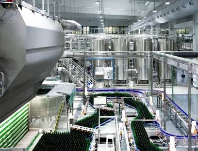 KHS hat die beiden Mehrweg-Glaslinien für Carlsberg unter anderem mit der Doppelend-Flaschenreinigungsmaschine „Innoclean DM“ ausgestattet