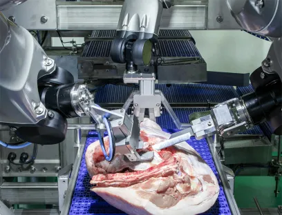 Die Lebensmittelroboter der HE-Serie gehen beim Zerlegeprozess hochdynamisch und mit höchster Präzision zu Werke. Sie sind darauf ausgelegt, über lange Zeiträume in nassen und feuchten Umgebungen zu arbeiten, Bild: Mayekawa Mfg Hygienische Lebensmittelroboter für den Einsatz in der Verarbeitung von Fleisch und alternativen Proteinen
