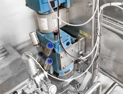 Die hygienische Kreiskolbenpumpe mit Trichterzulauf fördert Butter bei 4°C und erhöht Zuverlässigkeit und Effizienz der Anlage, Bilder: AxFlow Die hygienische Kreiskolbenpumpe mit Trichterzulauf fördert Butter bei 4°C und erhöht Zuverlässigkeit und Effizienz der Anlage.