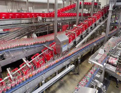 Betrieb bei Coca-Cola am laufenden Band, ein ungeplanter Stillstand würde immense Kosten verursachen, Bild: Andreas Biniasch Betrieb bei Coca-Cola am laufenden Band, ein ungeplanter Stillstand würde immense Kosten verursachen
