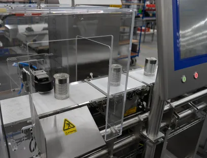 Hochleistungs-Kontrollwaage von Mettler Toledo Garvens für Konservenprodukte prüft das Gewicht in Echtzeit und unterstützt so die Reduzierung von Lebensmittelverschwendung in automatisierten Produktionslinien