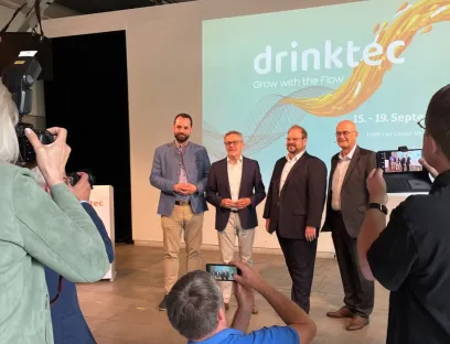Im Mittelpunkt der Berichterstattung (v.l.n.r.): Dr. Roman Werner, Managing Director TUM Venture Lab (FAB); Rolf Keller, Geschäftsführer bei Yontex; Markus Kosak, Executive Director Drinktec Cluster und Richard Clemens, Geschäftsführer des VDMA Fachverbands Nahrungsmittelmaschinen und Verpackungsmaschinen, auf der Drinktec-Pressekonferenz am 03.06.25 in Freising, Bild: LMV-online.de / Ronny Schumann Drinktec-Pressekonferenz am 03.06.25 in Freising