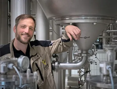 Braumeister mit Blick fürs Ganze: Daniel Franke sorgt dafür, dass in der Produktion technisch und personell alles rund läuft. An diesem Lagertank meldet am unteren Rohr ein CleverLevel Grenzstandschalter die vollständige Entleerung. Bilder: Baumer Braumeister mit Blick fürs Ganze: Daniel Franke sorgt dafür, dass in der Produktion technisch und personell alles rund läuft. An diesem Lagertank meldet am unteren Rohr ein CleverLevel Grenzstandschalter die vollständige Entleerung.