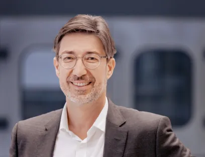 „Unsere Mitarbeitenden haben mit viel Leidenschaft, Herz und Expertise in den vergangenen Monaten Großartiges auf die Beine gestellt“, sagt Tobias Wetzel, KHS-Geschäftsführer Sales and Service, Bild: KHS Tobias Wetzel, KHS-Geschäftsführer Sales and Service