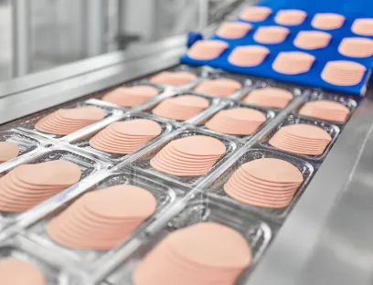 Die leistungsstarke Komplettlinie vom Slicer bis zum Thermoformer inklusive Querbahn-Etikettierer ist speziell auf die Bedürfnisse von Lebensmittelherstellern mit breitem Produktsortiment und wechselnden Produktionsanforderungen zugeschnitten, Bild: Weber Technology Leistungsstarke Verpackungslinie von Weber vom Slicer bis zum Thermoformer inklusive Querbahn-Etikettierer, die speziell auf die Bedürfnisse von Lebensmittelherstellern mit breitem Produktsortiment und wechselnden Produktionsanforderungen zugeschnitten ist