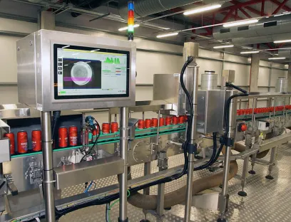 Dosenkontrolle durch BBull Technology: Jede einzelne Dose wird überprüft auf Schäden, Verformungen und Fremdkörper, ebenso, ob das Layout zum Inhalt passt und das MHD vollständig sowie lesbar ist. Dosen mit Mängeln werden angezeigt und ausgeschleust.