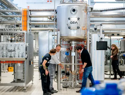An der Hochschule Geisenheim lernen Studenten an einer Multipurpose-Anlage, wie man industrielle Prozesse denkt und wie man sie gestaltet. Michael Ludwig, 2. von links, leitet das Getränketechnologische Zentrum für nichtalkoholische Anwendungen