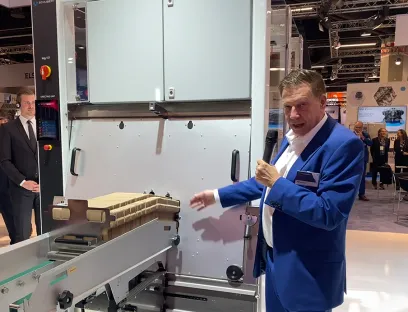 Ralf Schubert, Geschäftsführer bei Gerhard Schubert, stellt den neuen Cobot „tog.101“ vor, Bild: LMV-online.de / Susanne Woggon Ralf Schubert, Geschäftsführer bei Gerhard Schubert, stellt den neuen Cobot „tog.101“ vor