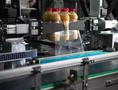 Im neuen Stretchpacker arbeiten zehn Antriebe hochsynchron zusammen, unterstützt von leistungsstarken Softwaremodulen, die komplexe Bewegungsabläufe intuitiv konfigurierbar machen, Bild: SEW-Eurodrive Im neuen Stretchpacker arbeiten zehn Antriebe hochsynchron zusammen, unterstützt von leistungsstarken Softwaremodulen, die komplexe Bewegungsabläufe intuitiv konfigurierbar machen