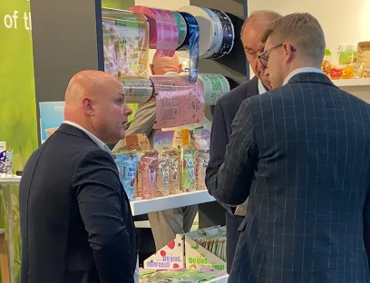 Aussteller der Prosweets Cologne 2026 zeigen Alternativen: Monofolien und faserbasierte Materialien, die auch mit bestehenden, nachrüstbaren Anlagen verarbeitet werden können