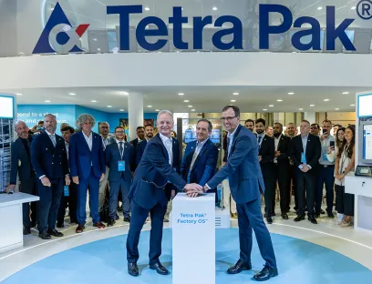 Charles Brand (Executive Vice President, Processing Solutions & Equipment bei Tetra Pak), Adolfo Orive (President & CEO bei Tetra Pak) und Sean Sims (Vice President, Automation & Solutions bei Tetra Pak) erwecken die Smart Factory zum Leben