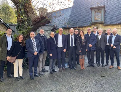 Managementteam von Sacmi und der Groupe Emballage Technologies, in der Mitte Paolo Mongardi (7. v. l.) und Pierrick Doux (6. v. l.)