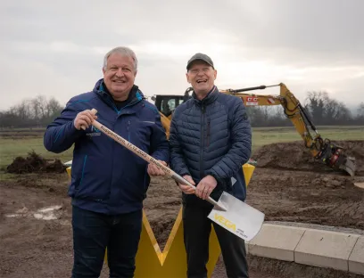 Edgar Schillinger (re.) vom Vega-Projektteamübergibt den symbolischen Spaten an  Bürgermeister Karsten Mußler (li.)