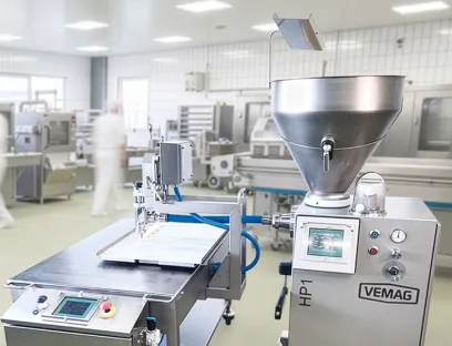 Der neue Fülltisch von Vemag soll Mitarbeitende entlasten, Abläufe verbessern und für eine gleichbleibend hohe Produktqualität sorgen