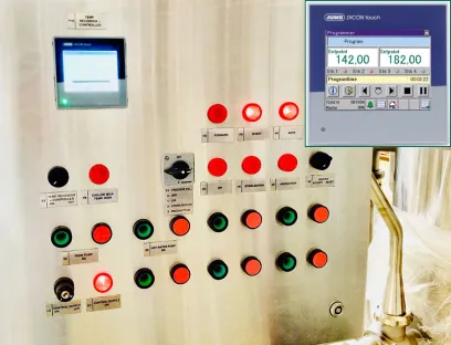 Pasteurisierung: Der modular aufgebauten Mehrkanal-Prozessregler mit integrierter Bildschirmschreiberfunktion im Milchpasteur-Skid vereint Mess-, Regel- und Dokumentationsaufgaben in einem einzigen Gerät
