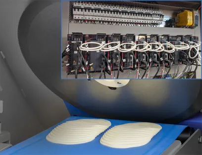 Die Maschinen von KFT können bis zu 14 Präzisionsschnitte pro Sekunde ausführen und erfordern eine fortschrittliche Bewegungssteuerungsarchitektur mit schneller, deterministischer Kommunikation. Durch die Einführung von CC-Link IE TSN konnte KFT die Kommunikationsstruktur für Bewegungssteuerung, E/A und andere Peripheriegeräte, einschließlich Pneumatik- und Sicherheitssystemen, standardisieren