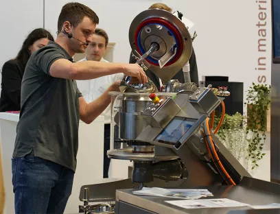 Eirich zeigt auf der Interpack, wie zahlreiche Verfahrensschritte wie Mischen, Granulieren, Kneten und Coaten in einem Aggregat vereint werden. Dies spart auch Energie.