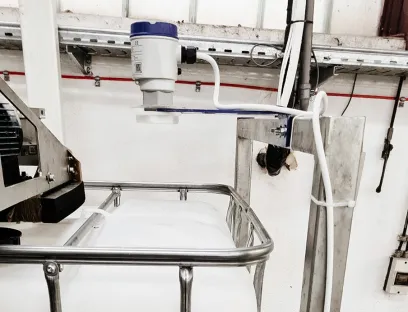 Füllstand des IBCs wird vollständig berührungslos von außen über die Sensoren erfasst