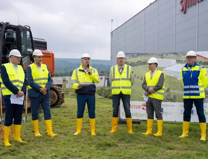 	Spatenstich Symrise 2. Bauabschnitt Logistikzentrum Holzminden, v.l.n.r.: Jens Bädje (Geschäftsführer Symotion), Christian Belke (Bürgermeister Holzminden), Dr. Jean-Yves Parisot (Vorstandsvorsitzender Symrise), Detlef Struck (Bauunternehmen Dr. Schoppe), Walter Ribeiro (Vorstand Taste, Nutrition & Health), Dietmar Nunne (Kögel + Nunne Bau) 