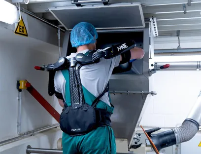 Bei manuellen Hebeaufgaben wie dem Beladen von Mischern und Mühlen, das in Brusthöhe und über Kopf stattfindet, unterstützt das Exoskelett die Mitarbeitenden