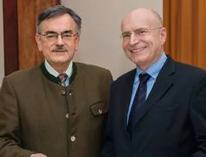 TUM Präsident Wolfgang A. Herrmann (links im Bild) überreicht Dr. Fritz Jacob die Ernennungsurkunde zum Honorarprofessor, Bild: Uli Benz / TU München Fritz Jacob