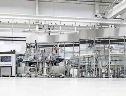 Auf dem Anlagenblock sind eine Streckblasmaschine, ein Etikettierer und ein Füller bei durchgängigem Neckhandling der PET-Flaschen vereint, Bild: KHS Streckblasmaschine, Etikettierer und Füller von KHS