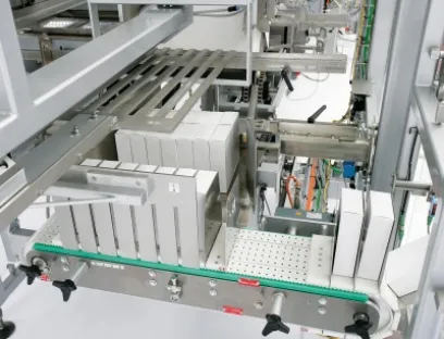 Die Kartonverpackungsanlage VP 453 von Meypack verarbeitet Faltschachteln verschiedener Dicken produktschonend und effizient dank moderner Zusatzausstattungen, Bild: Meypack Meypack Kartonverpackungsanlage