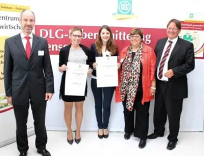 DLG-Vizepräsident Prof. Dr. Michael Doßmann (r.), die Vorsitzende des DLG-Ausschusses Sensorik Prof. Dr. Dietlind Hanrieder (2.v.r.) sowie Prof. Jörg Meier (l.), Mitglied im DLG-Ausschuss Sensorik, überreichen die Auszeichnungen an Andrea Strube und Alexandra Gipp (Mitte), Bild: DLG DLG verleiht „DLG-Sensorik Award 2015“