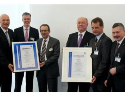 Im Bild (v.l.n.r.): Christian Striegl, Leiter der TÜV SÜD Niederlassung München, Christoph Klenk, Vorstand für Finanzen und Informationsmanagement der Krones AG, Werner Frischholz, Vorstand Materialwirtschaft, Produktion und Service der Krones AG, Wolfgang Hock, CFO von TÜV SÜD, Jens Hoyer, Geschäftsführer Krones do Brasil Ltda., Albert Bauer, IMS-Beauftragter der Krones AG Christian Striegl, Leiter der TÜV SÜD Niederlassung München, Christoph Klenk, Vorstand für Finanzen und Informationsmanagement der Krones AG, Werner Frischholz, Vorstand Materialwirtschaft, Produktion und Service der Krones AG, Wolfgang Hock, CFO von TÜV SÜD, Jens Hoyer, Geschäftsführer Krones do Brasil Ltda., Albert Bauer, IMS-Beauftragter der Krones AG