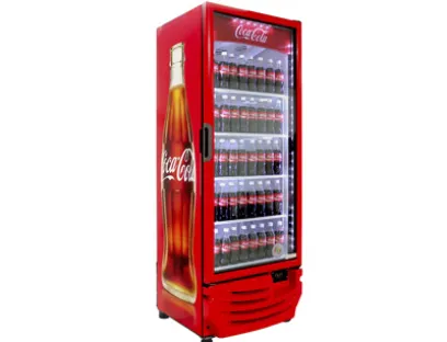 Der Konzern befindet sich auf dem Weg zum Erreichen des Ziels, bis 2015 weltweit eine energiesparendere natürliche Kältetechnik bei brandneuen Kaltgetränkeanlagen einzusetzen, Bild: Coca-Cola/Business Wire Coca-Cola Kühlschrank