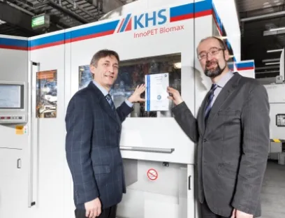 Michael Bunk (rechts im Bild), leitender Auditor Tüv Süd übergibt das Zertifikat an Dr. Thomas van Hamme (links), Leiter Konstruktion und Entwicklung KHS Corpoplast, Bild: KHS Tüv Süd-Zertifikat "Energieeffiziente Anlagentechnik"