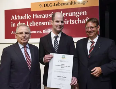 Im vergangenen Jahr wurde die Auszeichnung erstmals verliehen und ging an Stefan Herbel (Mitte), Bild: DLG Preisträger 2014 DLG Innovations-Award